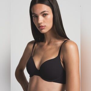🛍️NWOT SKIMS T-Shirt Bra Black/Onyx Color - 34DD